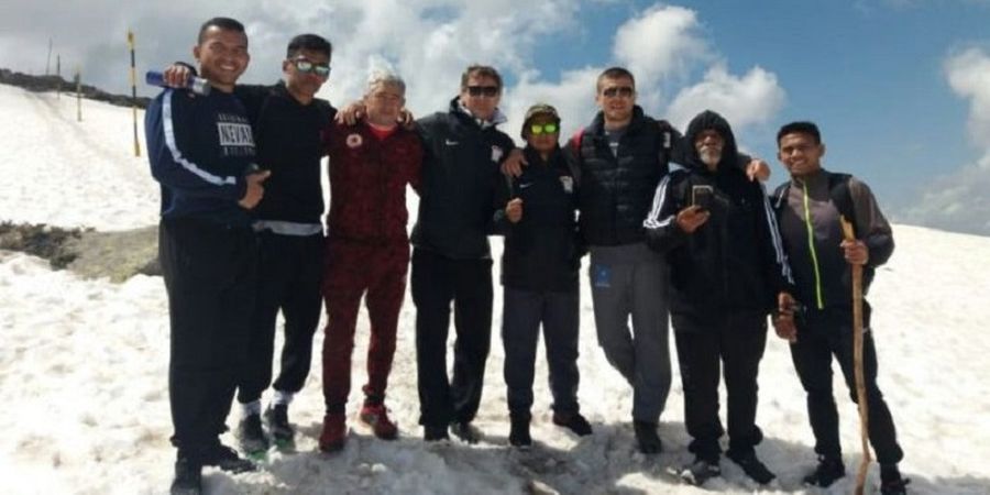Timnas Gulat Indonesia yang Berlaga di Asian Games 2018 Diuji dengan Menaiki Gunung