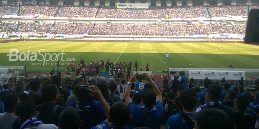 Aksi Koreografi Bobotoh pada Laga Persib Kontra Persija