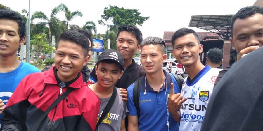 Persija Vs Persib - Dikerumuni dan Dimintai Foto, Kim Kurniawan 'Sentil' Bobotoh dengan Kata-kata Ini