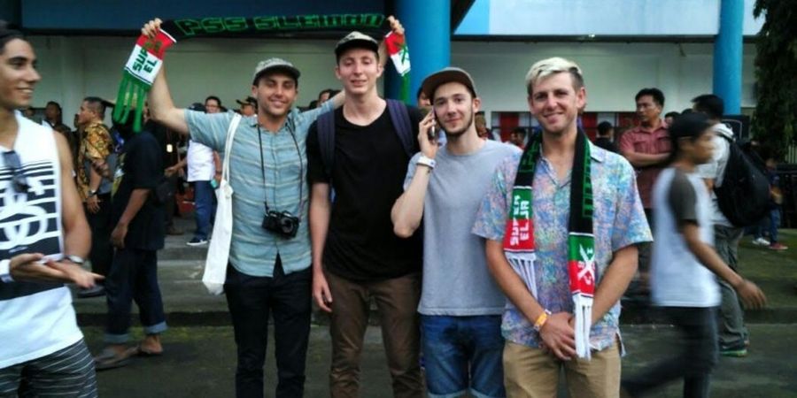 Lima Bule Pun Asyik Menikmati Langsung Laga Pembuka Piala Presiden 2017