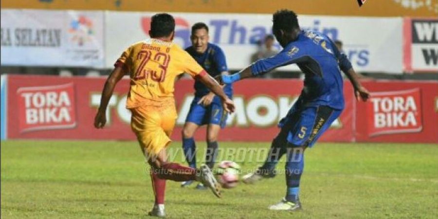 VIDEO - Skill Olah Bola Michael Essien Kelabui 4 Pemain dan Lakukan Nutmeg