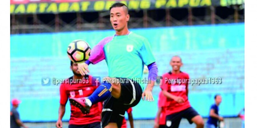 Kiper Persipura Yoo Jae-Hoon Terpesona dengan Supporter Indonesia