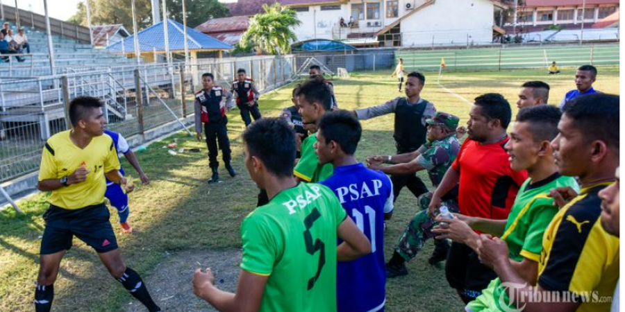 Brutal! Pemain Klub Liga 3 Keroyok Wasit 