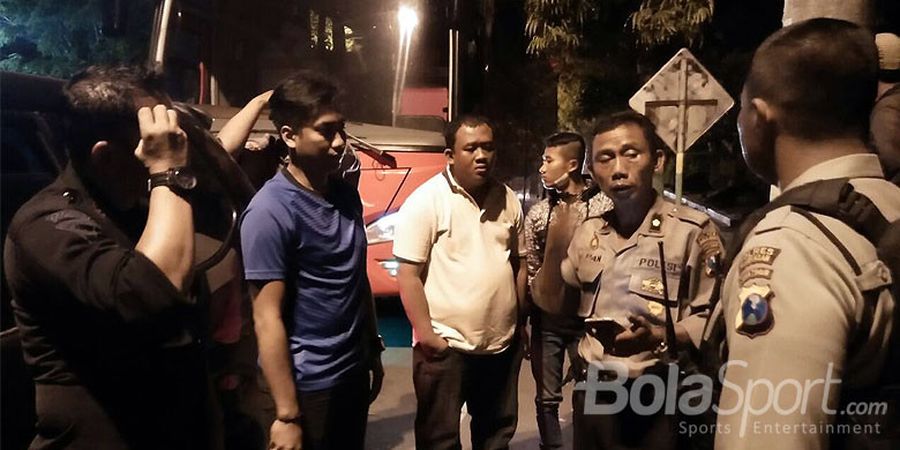 Situasi Mencekam Ketika Bus Arema FC Dilempari Batu