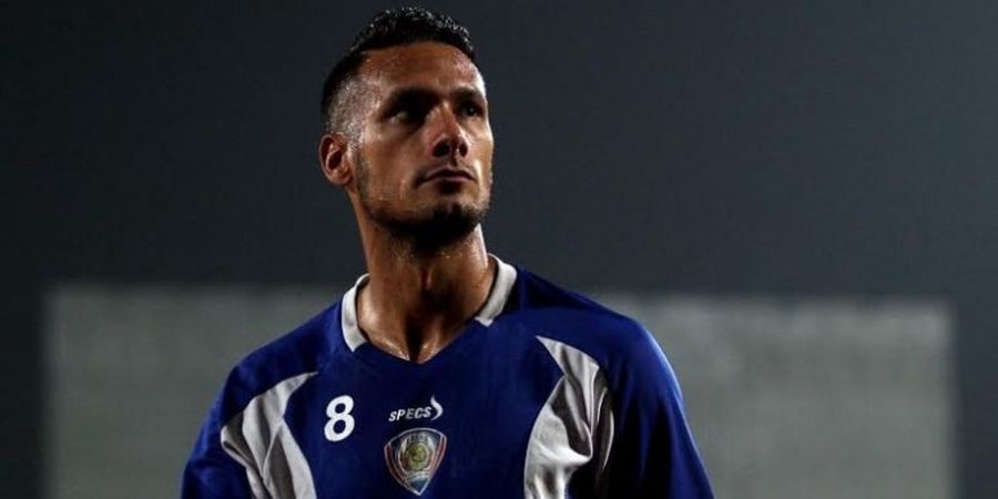 Raphael Maitimo Berada di Antara Dua Rival