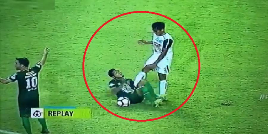 VIDEO -  Gelandang Arema FC Injak Perut Pemain Persebaya