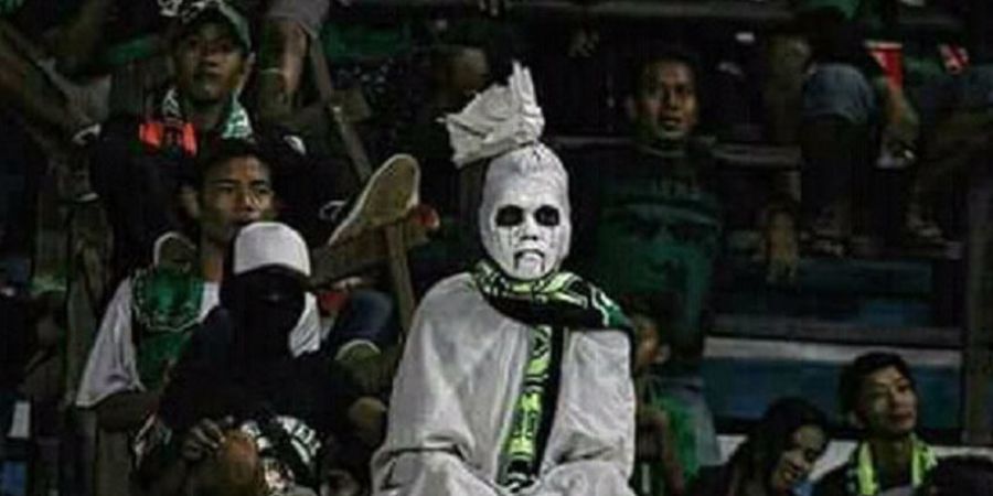 Ternyata, Ada Kisah Inspriatif dari Sosok Pocong Penghuni Tribune Stadion Gelora Bung Tomo Ini