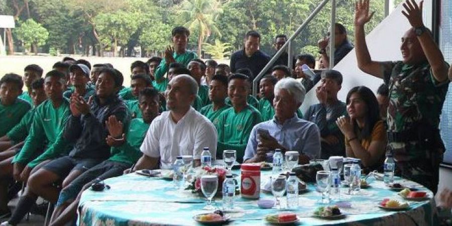 Indonesia Vs Brunei - Wow, Ada yang Bikin Salah Fokus dalam Kegiatan Nobar Ketua Umum PSSI