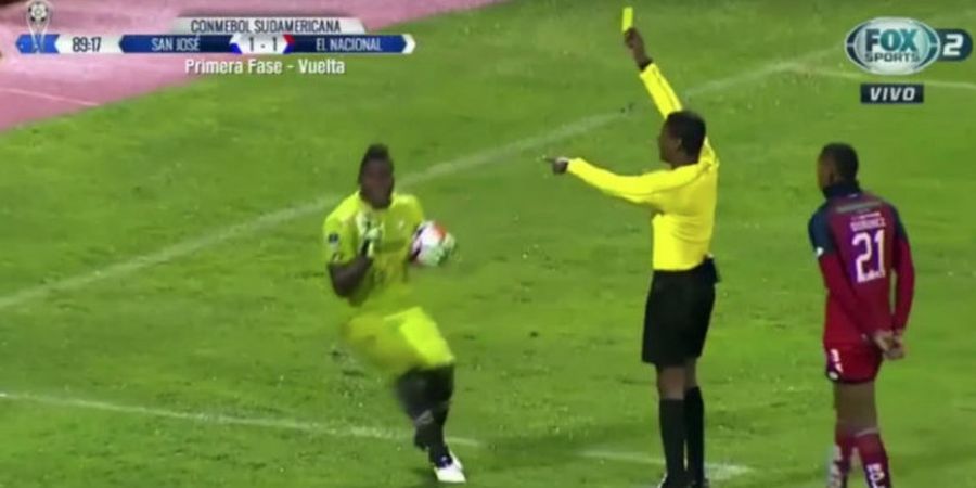 VIDEO - Disentuh Wasit, Kiper Ekuador Diving Berlebihan demi Buang Waktu Pertandingan