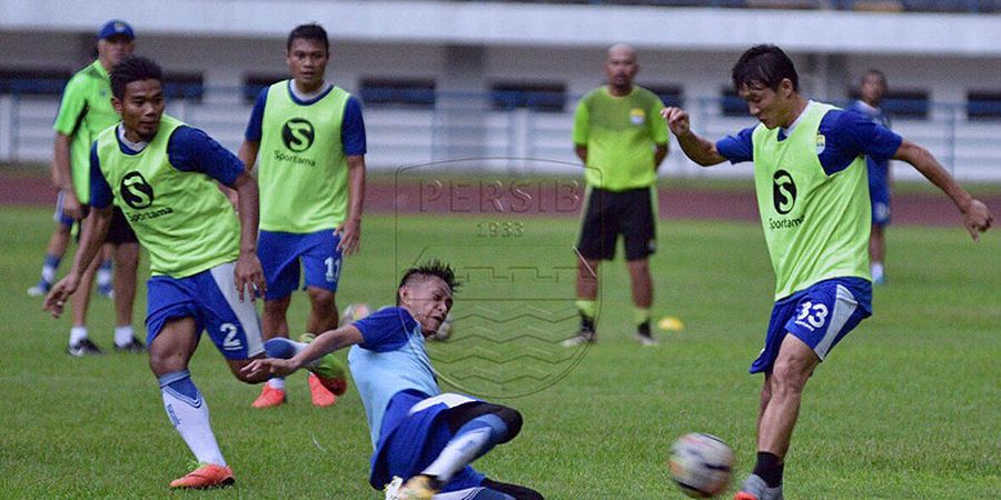 Pelatih Persib Manfaatkan GBLA untuk Mengasah Taktik