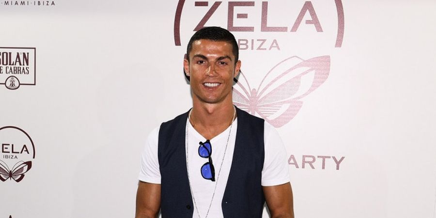 Narsis, Ronaldo Pamer Otot Badan ke Pelayan Hotel Wanita