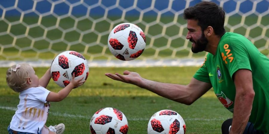 Pemain AS Roma Mulai Ambil Sikap soal Kepergian Alisson Becker