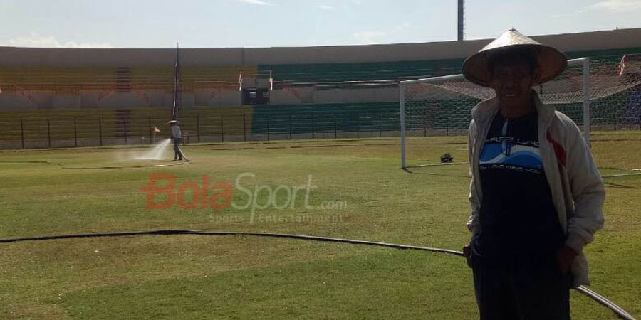 Demi Islandia, Pengurus Lapangan Stadion Sultan Agung Rela Kerja Seharian