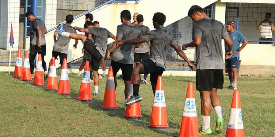 Heboh! Netizen Soroti Cone Pembatas Jalan yang Dipakai PSIS Semarang untuk Latihan