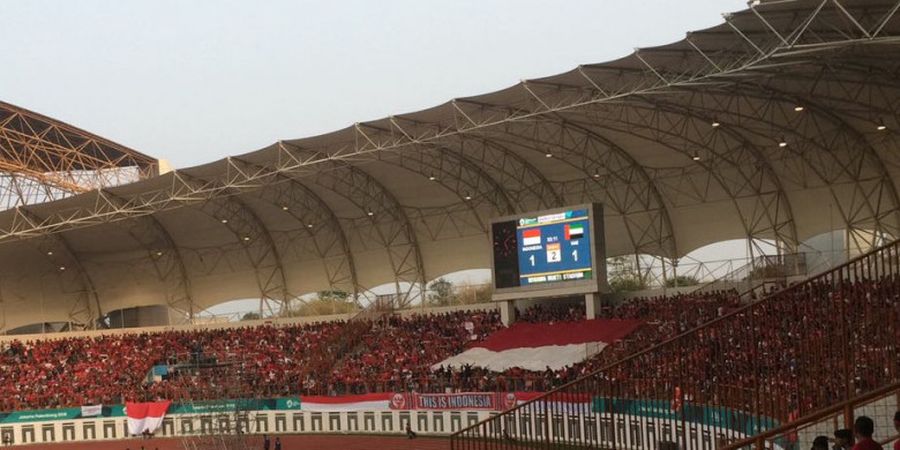 Sepak Bola Asian Games 2018 - Bendera Indonesia Ukuran Raksasa Berkibar dan Febri Hariyadi Jadi Bek Kiri