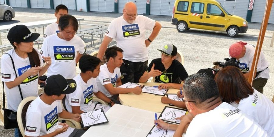 Bergabung dengan Tim Milik Sang Kakak, Ini Target Adik Valentino Rossi pada Moto2 2018