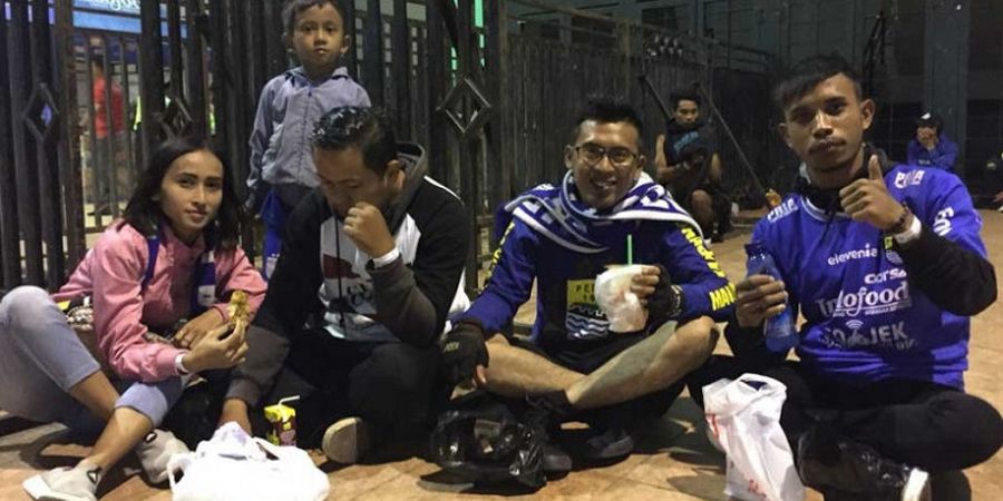 Dua Bobotoh Ini Rela Berbuka Puasa di Stadion GBLA demi Saksikan Laga Persib Vs PSM