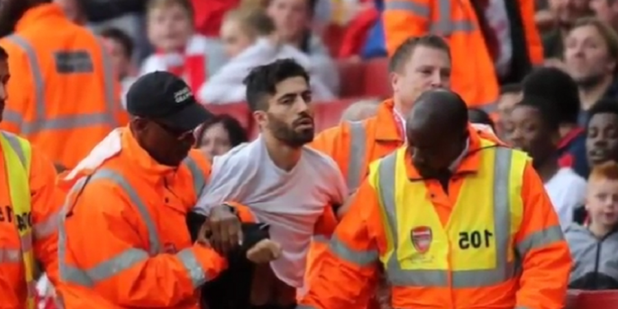 Menang Lawan Benfica, Arsene Wenger Didatangi Pitch Invader