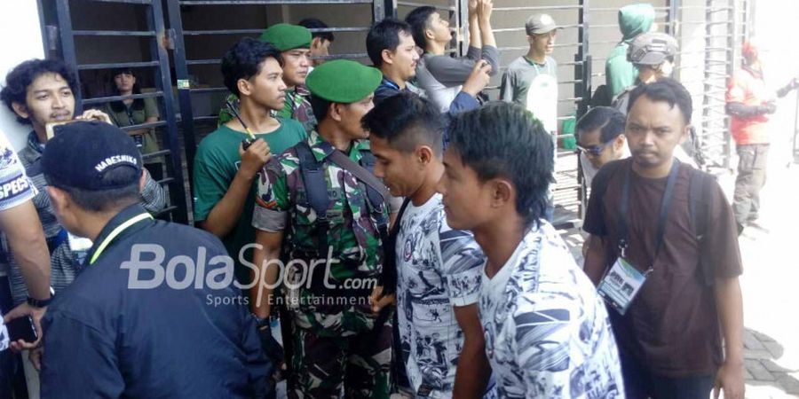 Suasana Terbaru Kedatangan Pemain Arema FC yang Diangkut Kendaraan Lapis Baja di Markas Persebaya