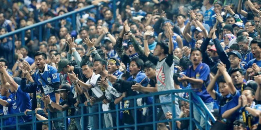 Stadion Unpad Jatinangor Membiru Karena Bobotoh Lakukan Ini