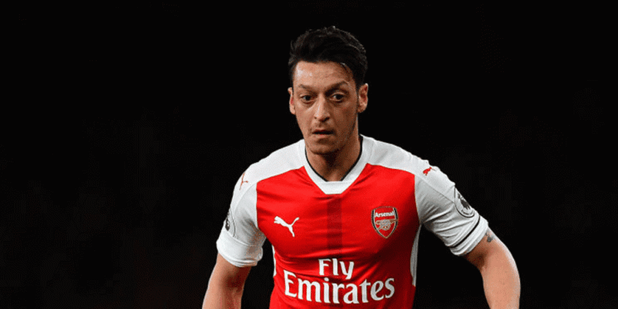 Mesut Ozil Bermain PES 2017, Netizen Salah Fokus