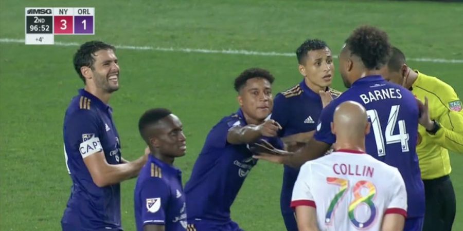 VIDEO -  Bercanda dengan Pemain Tim Lawan, Kaka Dikartu Merah Wasit