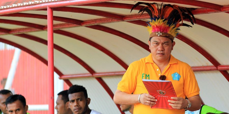 Arti Topi Papua yang Dipakai Manajer PSBS Biak