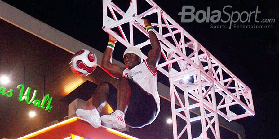 Football Freestyler Pemegang Tiga Rekor Guiness Book of Record Gelorakan Atmosfer Piala Dunia di Bandung