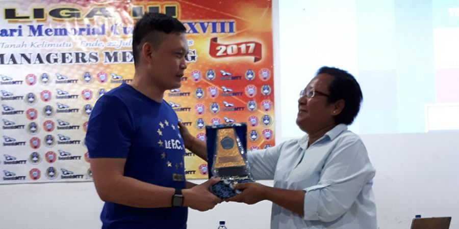 Yeyen Tumena Berbagi Ilmu Membangun Sepak Bola Usia Dini di Kota Ende