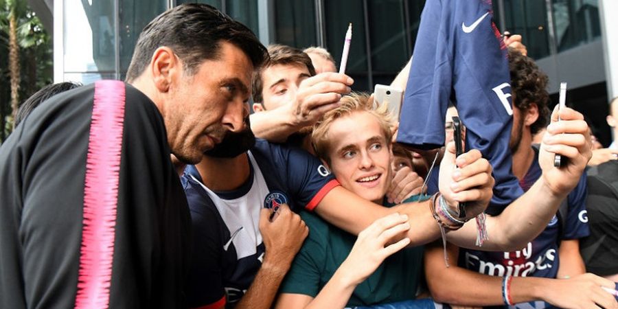 Begitu Ramahnya Gianluigi Buffon dan Betapa Cueknya Petr Cech