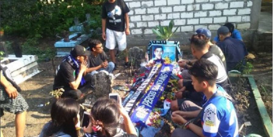 Persela Lamongan Vs Persib Bandung - Bobotoh Kunjungi Makam Choirul Huda Sebelum ke Stadion