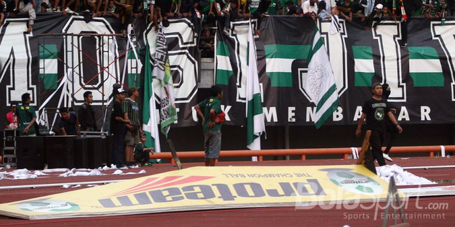 VIDEO - Ricuh! Dari Hujan Botol Air Mineral hingga Bonek Menyerbu Masuk ke Lapangan di Laga Persebaya Surabaya Vs Kalteng Putra 