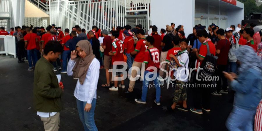 Dilarang Merokok, Barang Bawaan Suporter Timnas Indonesia Diperiksa