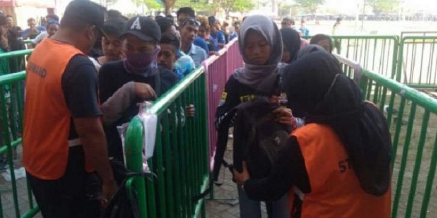 Begini Nyamannya Bobotoh Wanita Masuk ke Stadion Jelang Laga Persebaya Kontra Persib 