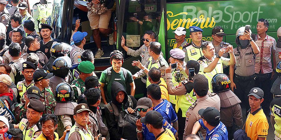 Penonton Di-'sweeping', Bus PSS Sleman Terima Sambutan 'Meriah'