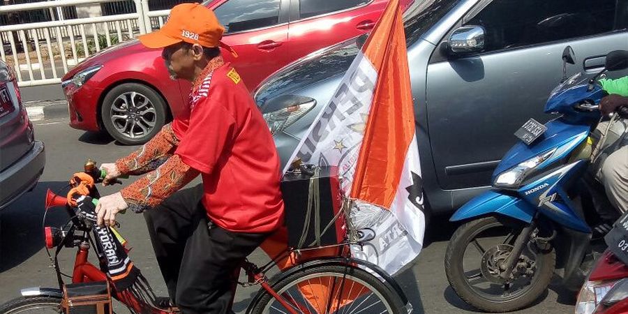 Salut! Jauh-Jauh Mengayuh Sepeda, Bapak Paruh Baya Ini Turut Pecahkan Rekor Semalam Hingga Doakan Persija Juara 