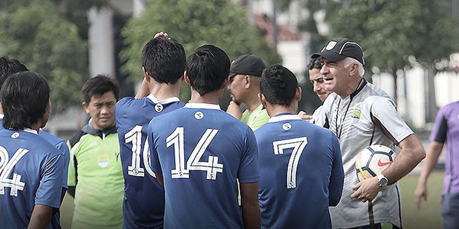 Pernyataan Pelatih Persib soal Regulasi Pemain Asing