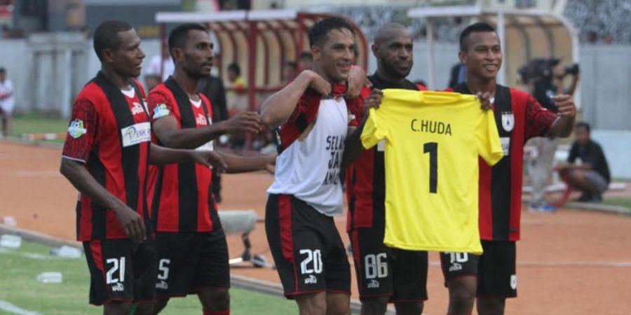 GALERI FOTO - 11 Pemain Persipura Kenakan Jersey Bertuliskan Choirul Huda 