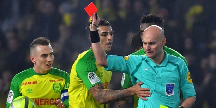 Masih Ingat Tony Chapron? Wasit yang Tendang Sekaligus Usir Pemain Nantes Ini Malah Raih Penghargaan Wasit Terbaik Liga Prancis