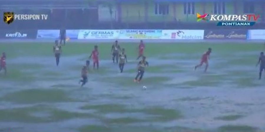 Menyedihkan! Digenangi Air, Lapangan Ini Dianggap Tidak Jauh Beda dengan Kolam Susu