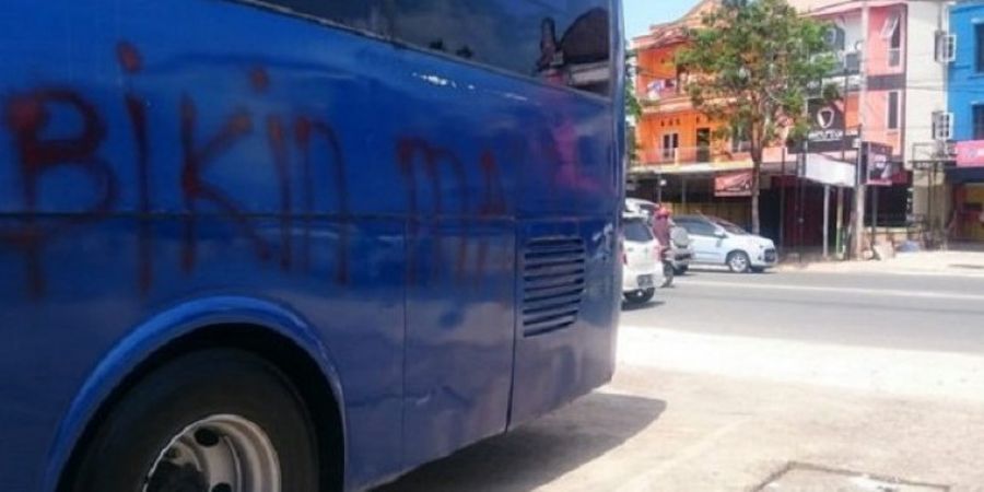 Bus Persiba Balikpapan Dicoret  Oknum Suporter