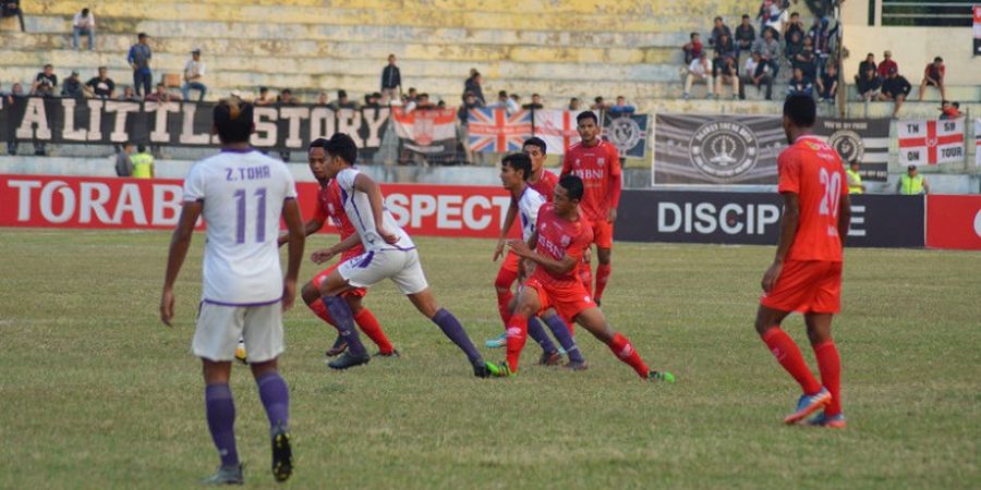 Totalitas Tanpa Batas untuk Persis Solo, Pria Ini Tempuh Solo-Madiun dengan Mengayuh Becak