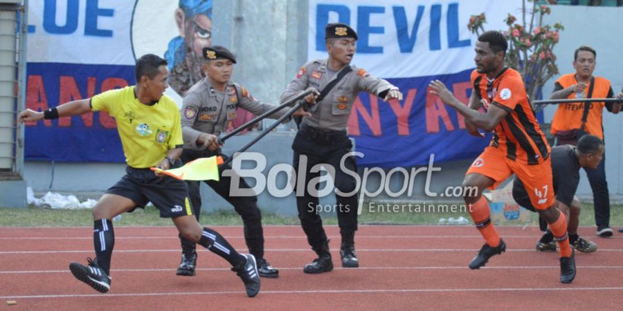 Lagi, Kepemimpinan Wasit Menuai Kritikan Kali Ini di Laga Persipura Vs Perseru