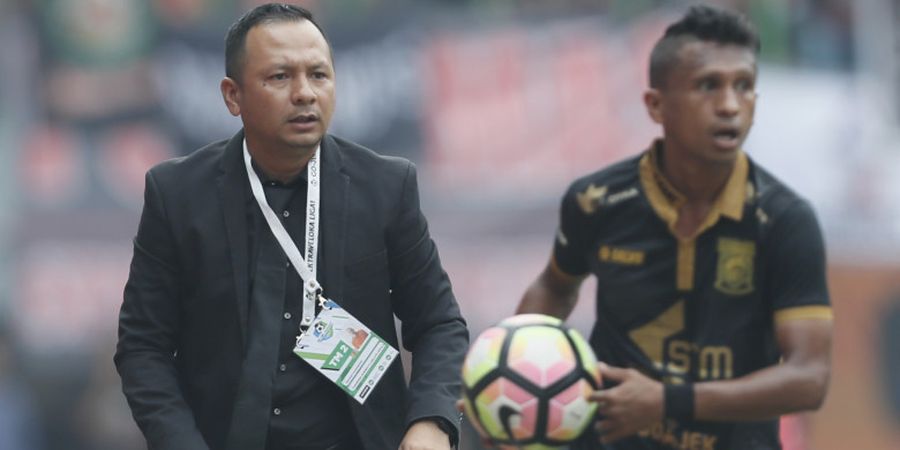 Setelan Jas Pelatih Borneo FC dan Standar Sepak Bola Indonesia