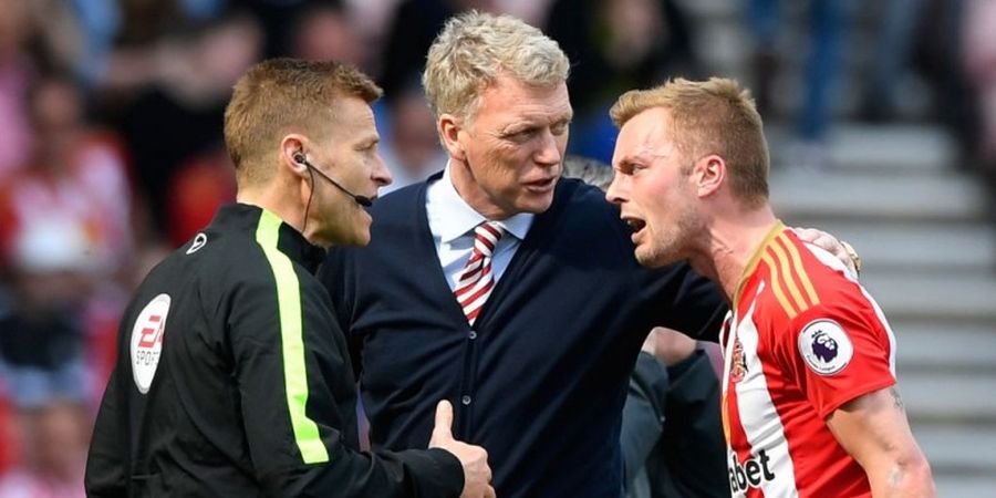David Moyes Tuding Man United Dibantu Wasit