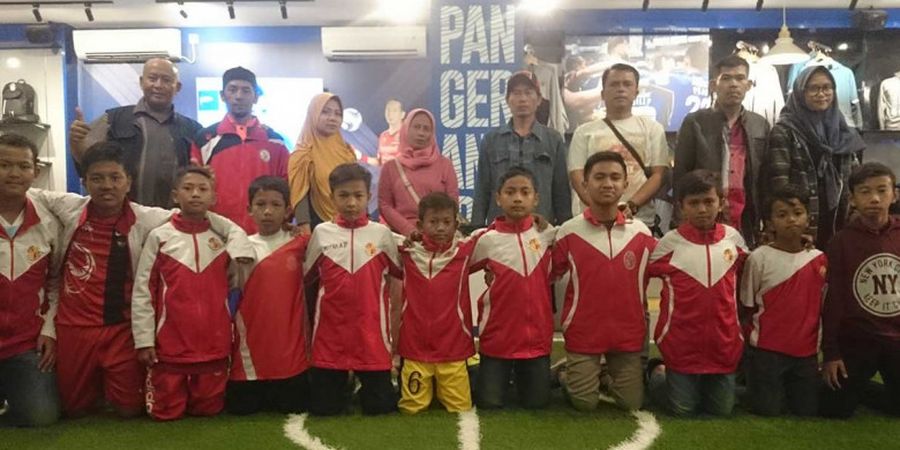 Persib Merchandise Store Kedatangan Tamu 'Istimewa' dari Sukabumi