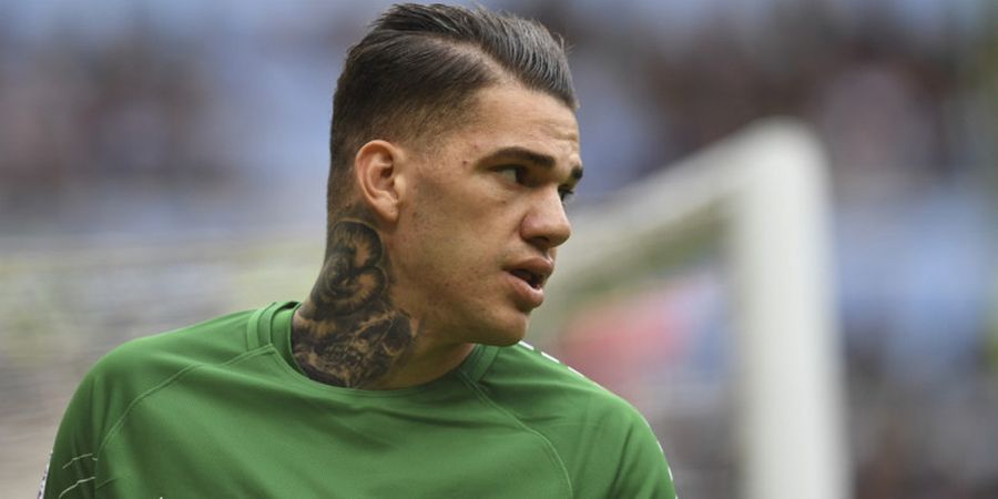 Assist Ederson Bukan Anomali, Sang Kiper Punya Rekor Dunia Tendangan Jarak Jauh