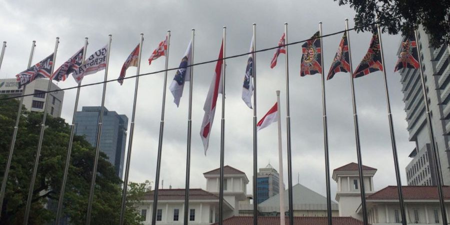 Bendera Indonesia dan Persija Terpasang Tinggi di Balai Kota