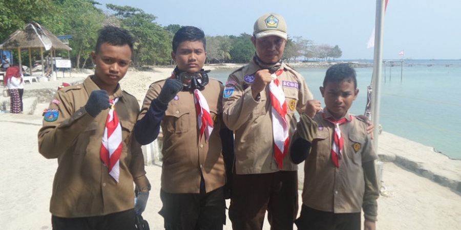 Demi Kibarkan Bendera Merah Putih, Bocah SD ini Rela Lakukan Hal Fantastis