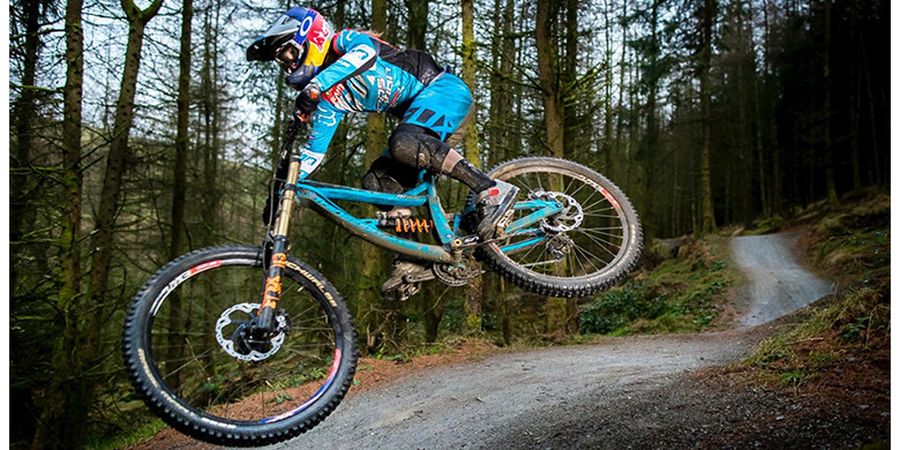 GALERI FOTO - 7 Foto Atlet MTB Downhill Ini Bisa Bikin Pria Malas Naik Motor, Cantiknya Ekstrim Banget!